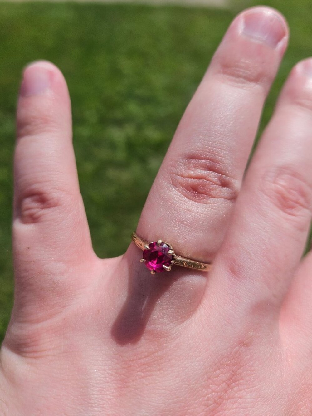Vintage 10K Yellow Gold Red Topaz Etched Band Raised Solitaire Ring Size 8.25